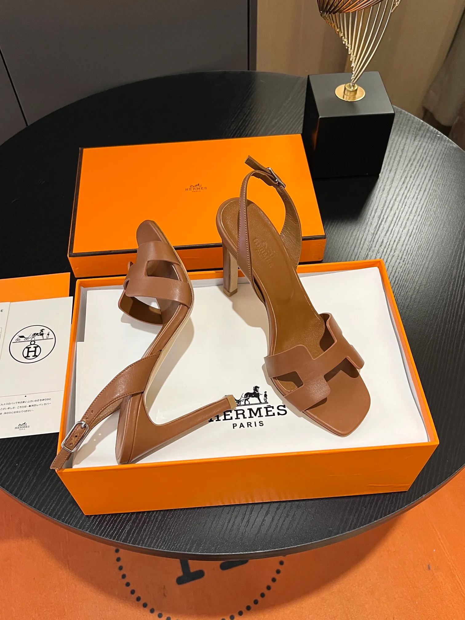 👟👟Ex-factory price 600👟👟Hermès 2023 high-heeled temperament sandals original customization! Counter synchronization! Hermès high heels have always been simple, fashionable and elegant! ! ! It can hold any style of wear, the height of 10.5cm is easy to control, and the feet feel comfortable and pressure-free! The classic and elegant style brings a sense of luxury to your feet! Highly recommended Material: Upper imported calfskin + mixed sheepskin lining Outsole: Italian genuine leather sole Size: 34-42 (34.41.42 customization is non-returnable and non-exchangeable)